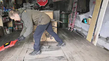 Алёша пашет.